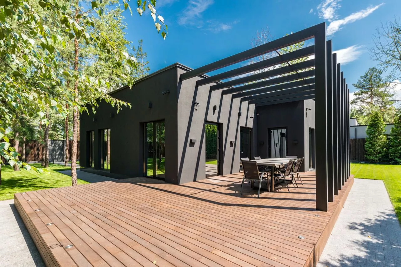 The Luxury Pergola Unveils America’s Longest 18-Foot Louver System